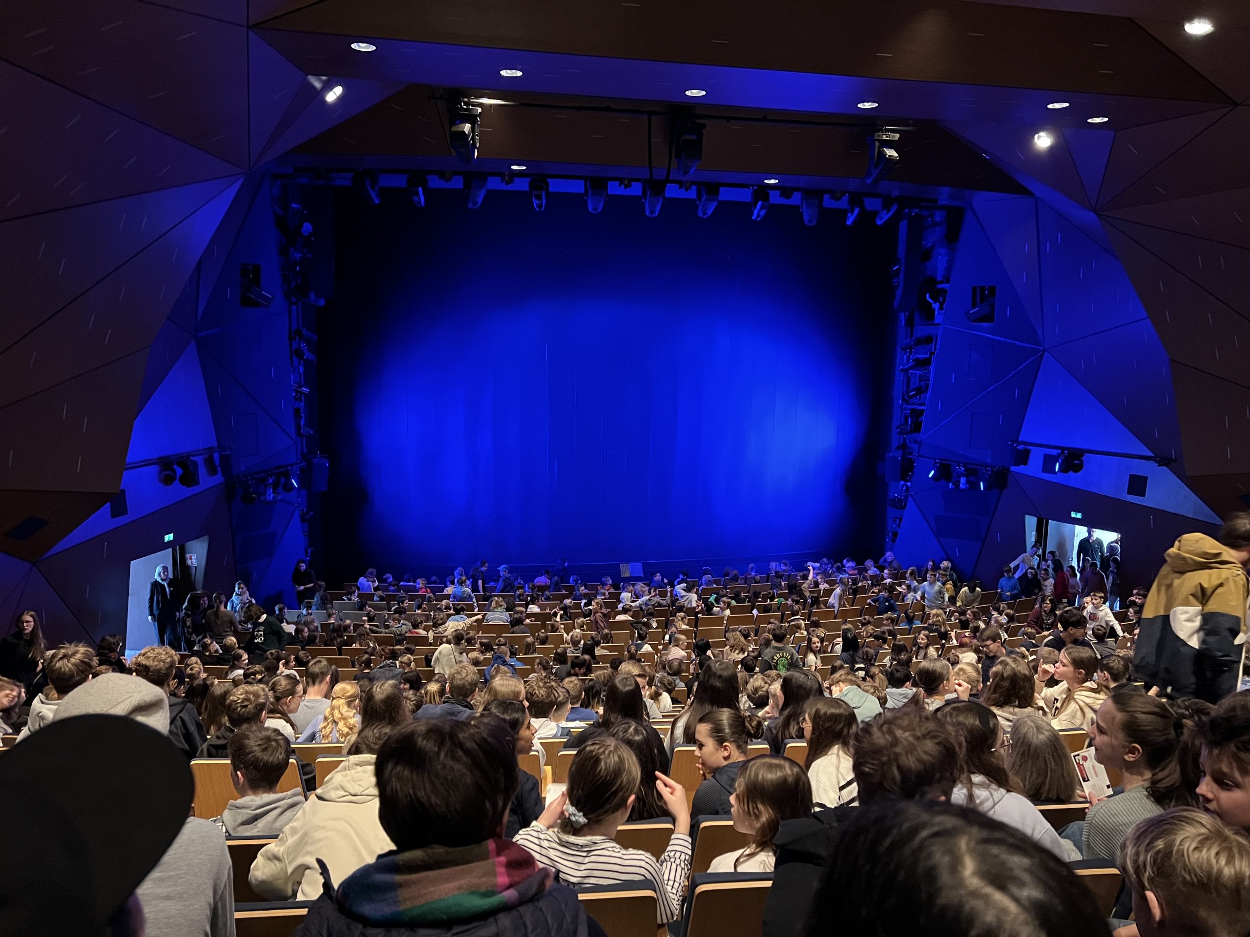 Die Klasse H2 war im Theater